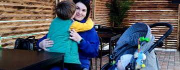 Жителька Кілії, яка виховує двох діточок і одночасно працює, виготовила і відправила на фронт близько тисячі окопних свічок